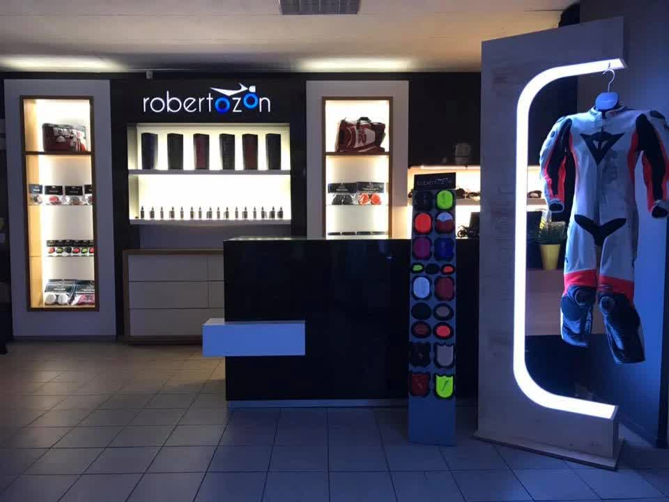 Recepcja Robertozon z podświetlonym logo i ekspozycją kombinezonu