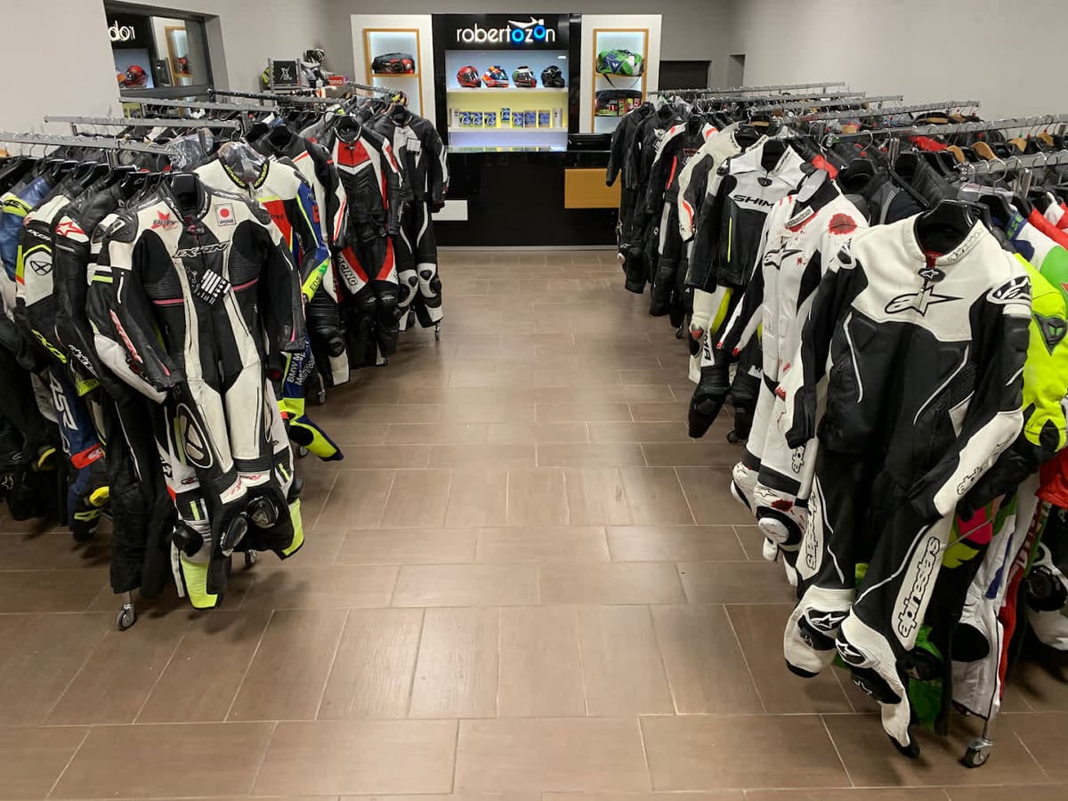 Sala Robertozon z kombinezonami motocyklowymi po obu stronach przejścia