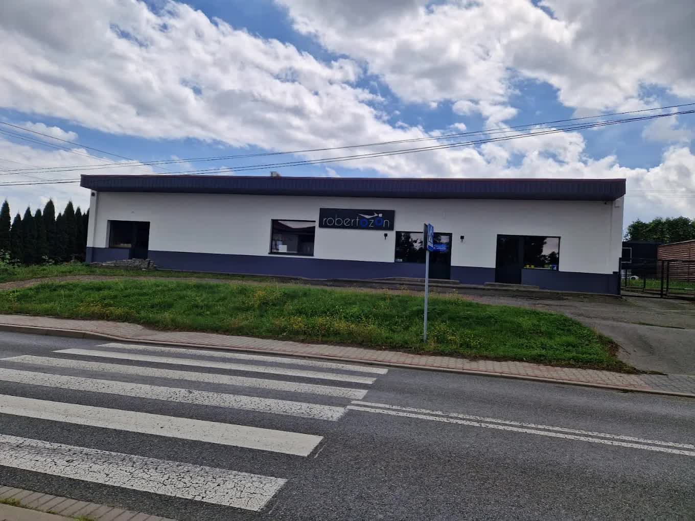 Budynek Robertozon przy ul. Ligonia 4 w Krzyżowicach — widok od ulicy